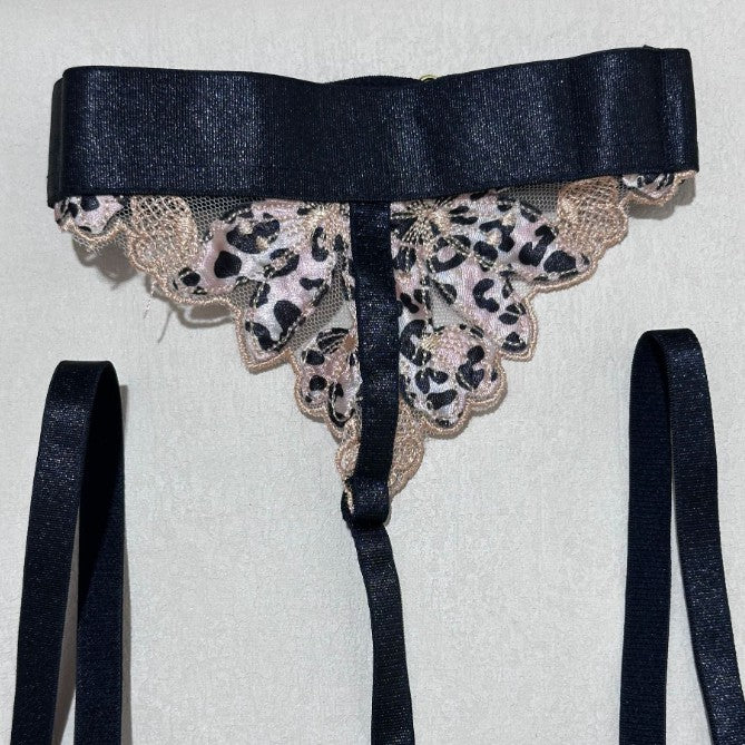 Five-piece lingerie set with lace design