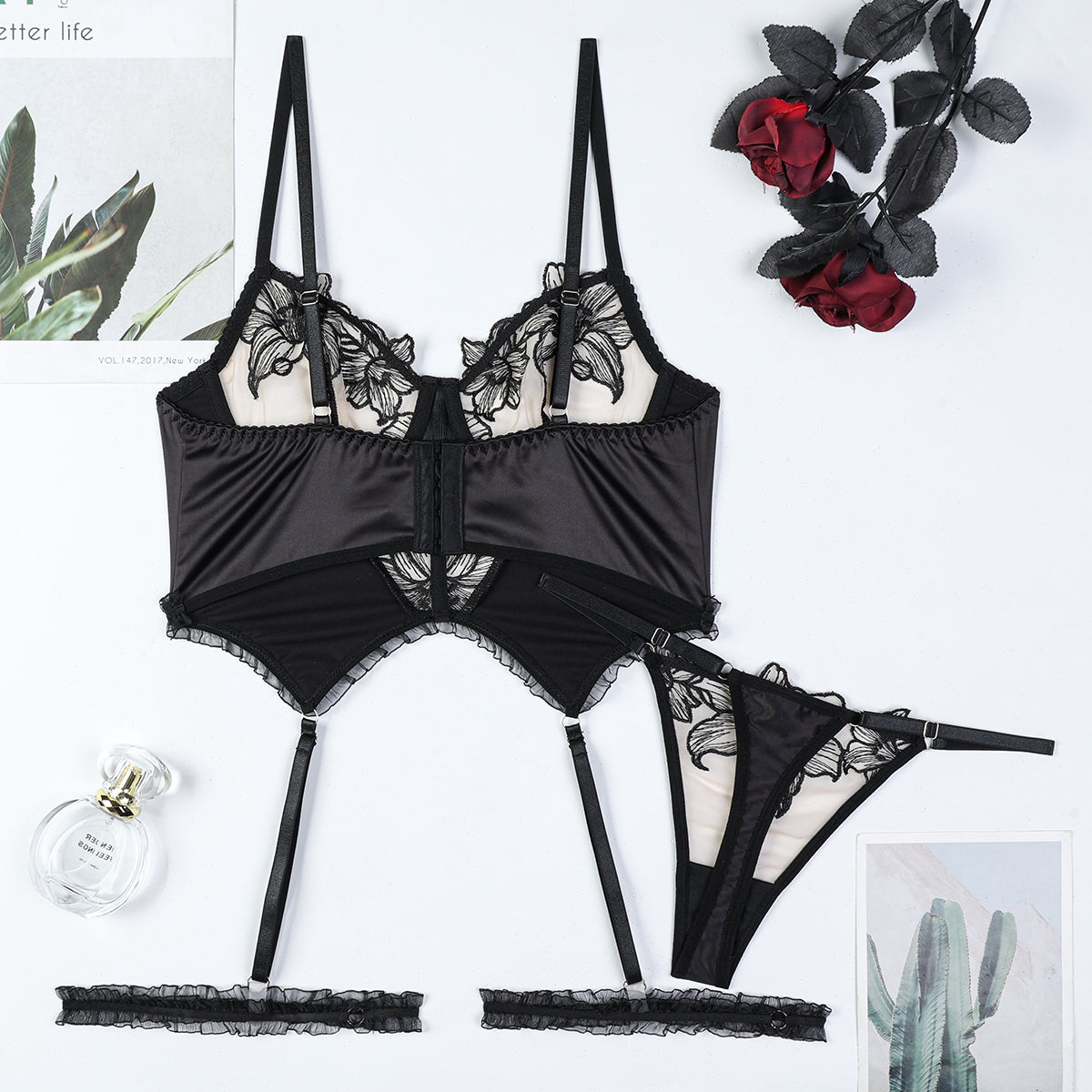 Bra and panty set with underwire details