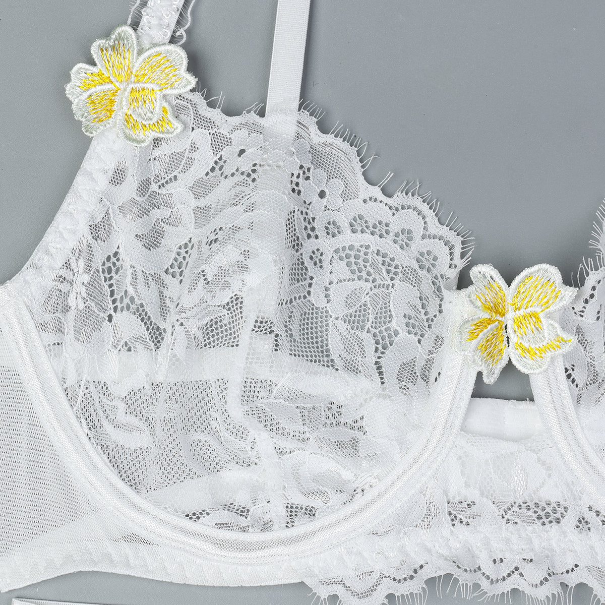 Lace detailed three-piece lingerie set