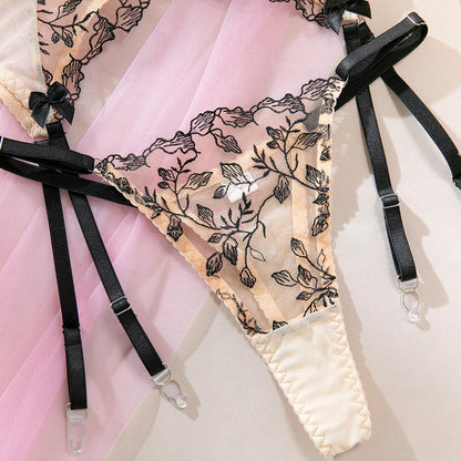 Black underwire detailed three-piece lingerie set