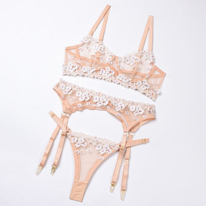 Underwire detailed three-piece lingerie set