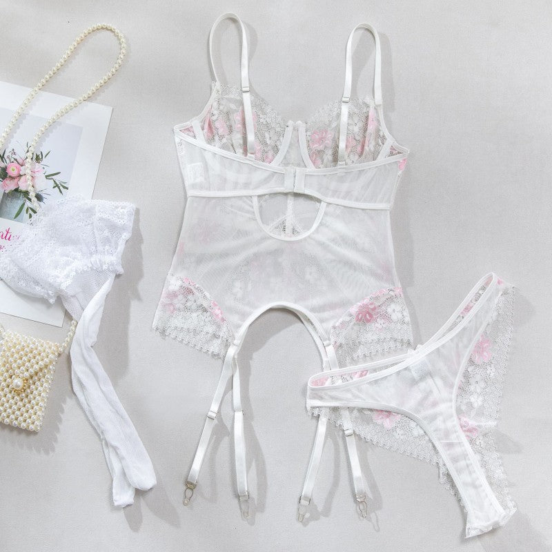 Underwire four-piece lingerie set design details