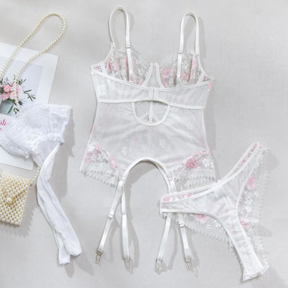 Underwire four-piece lingerie set design details