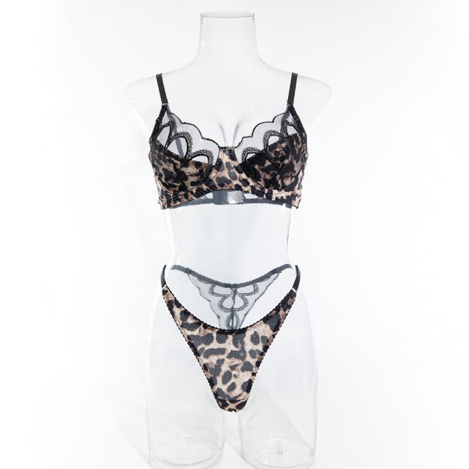 Black underwire lingerie set design details